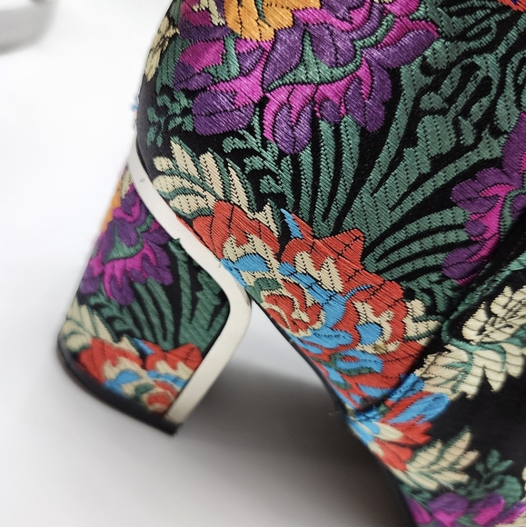 Beautiful embroidered boot - Picture 5 of 8